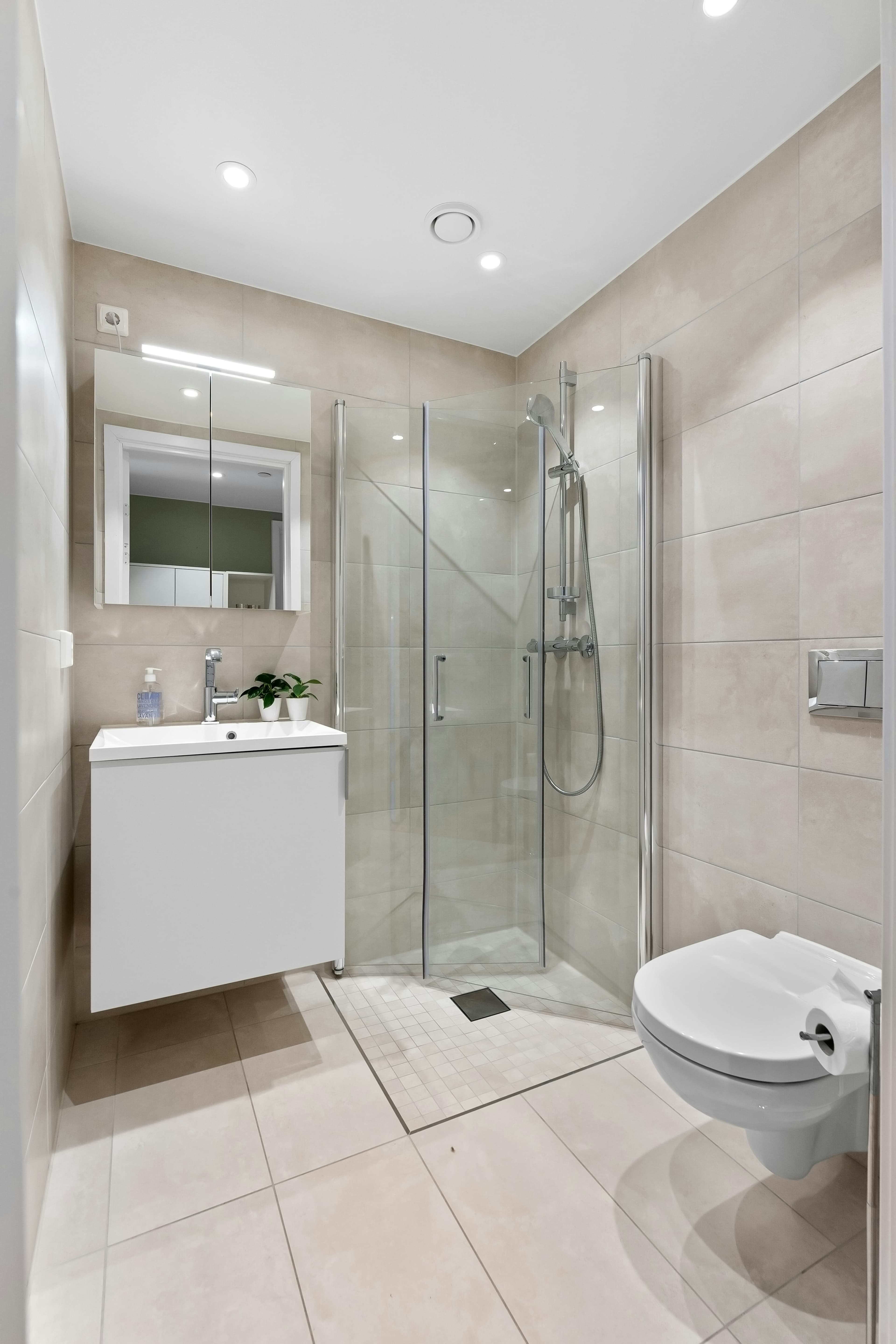 Gömme rezervuarlı modern banyo ve klozet alanı