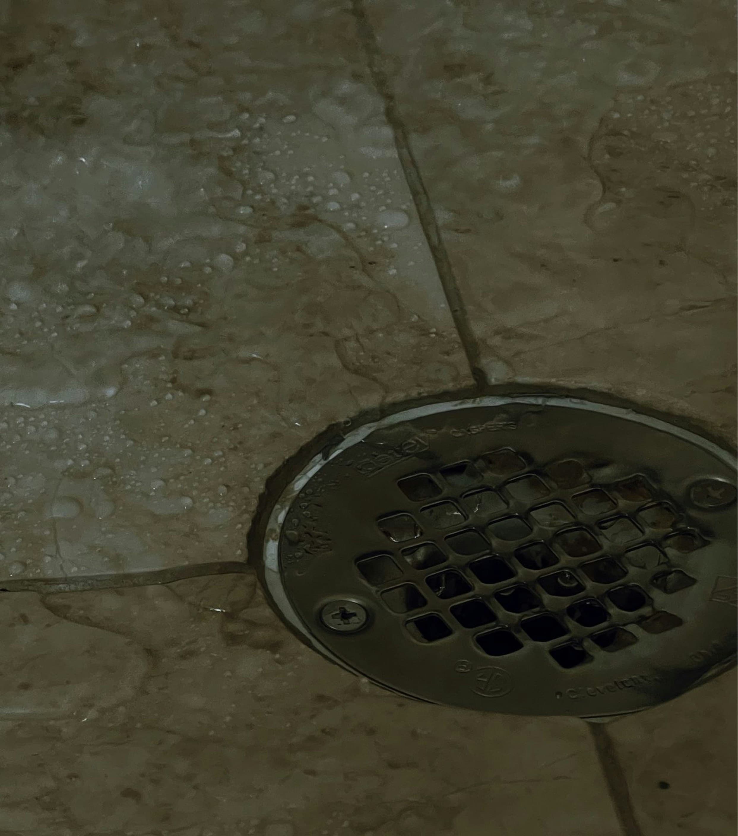 Banyo zeminindeki gider süzgeci yakın plan görünümü