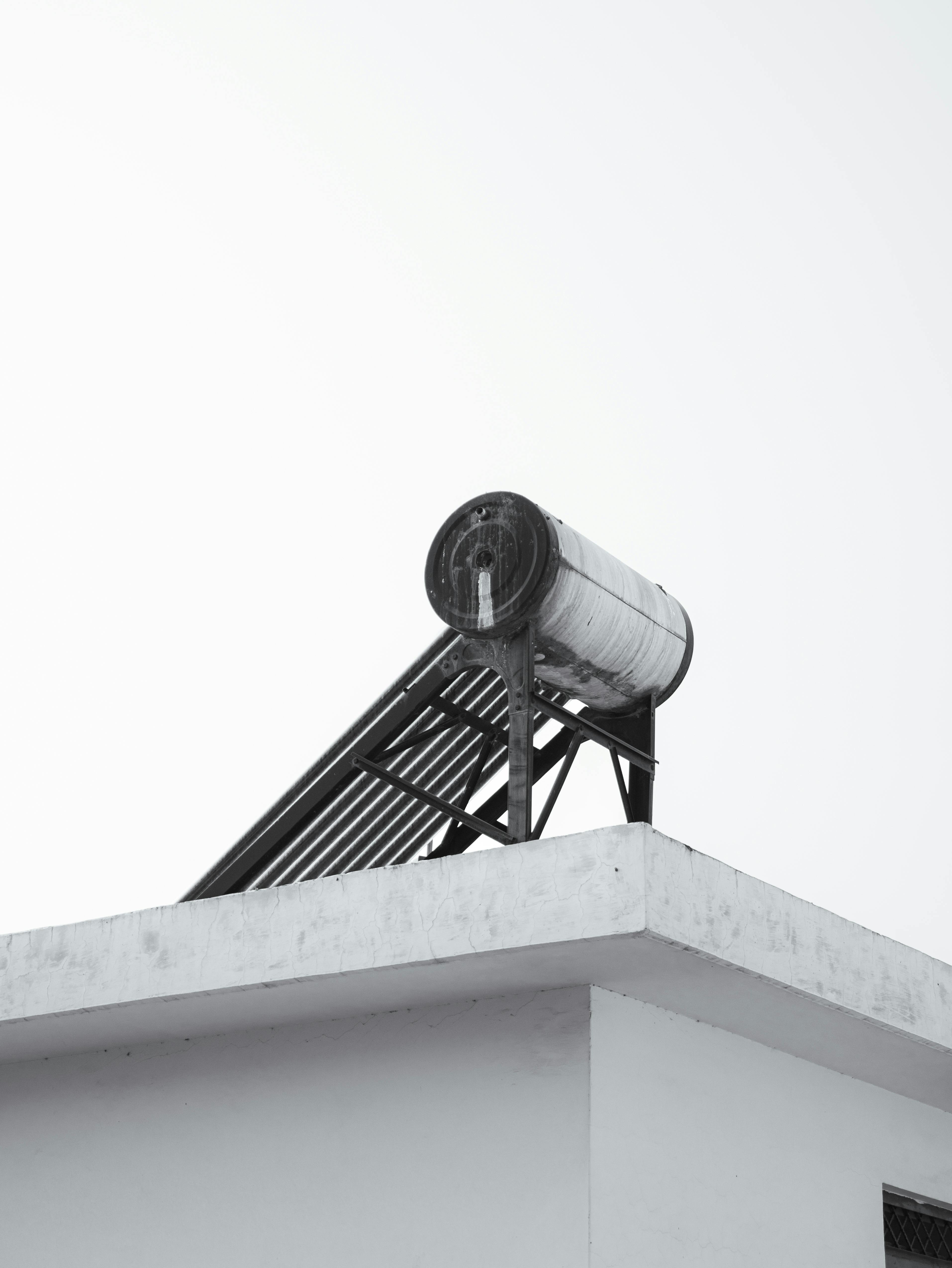 Çatı üzerinde kurulu vakum tüplü güneş enerjisi su ısıtma sistemi