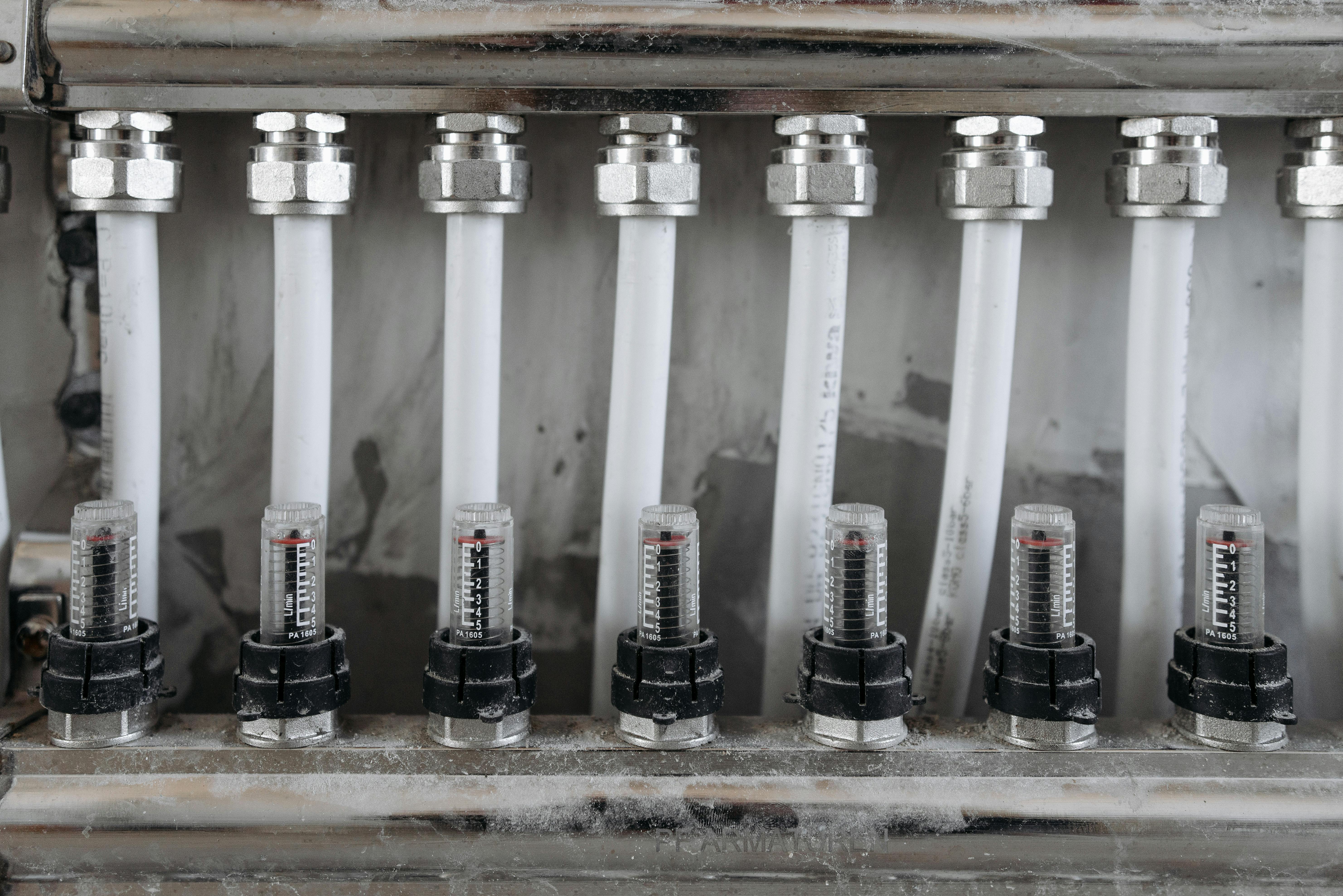 Boru hattı bağlantıları ve akış göstergelerinin yakın plan görüntüsü